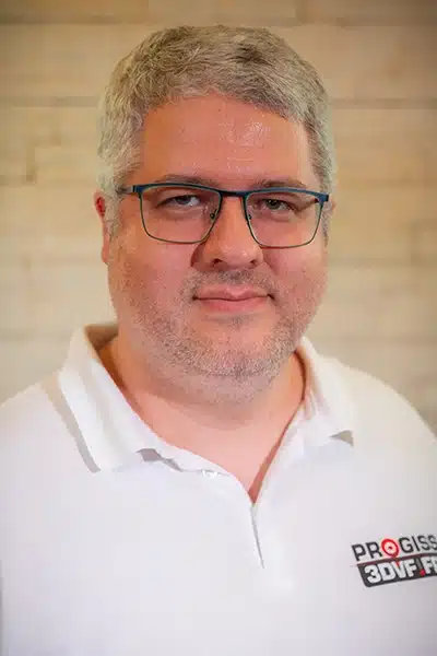Personne portant un polo blanc, souriant.