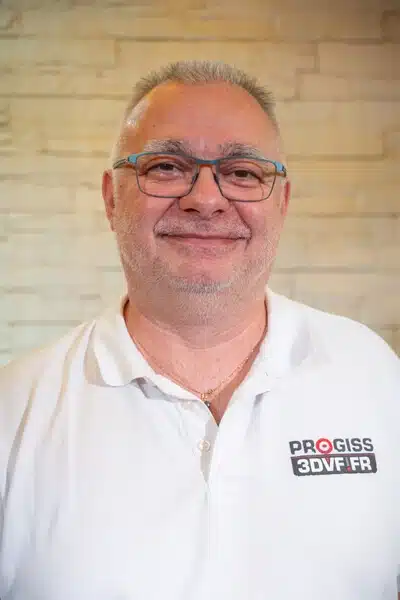 Homme portant un polo blanc avec logo PROGISS.