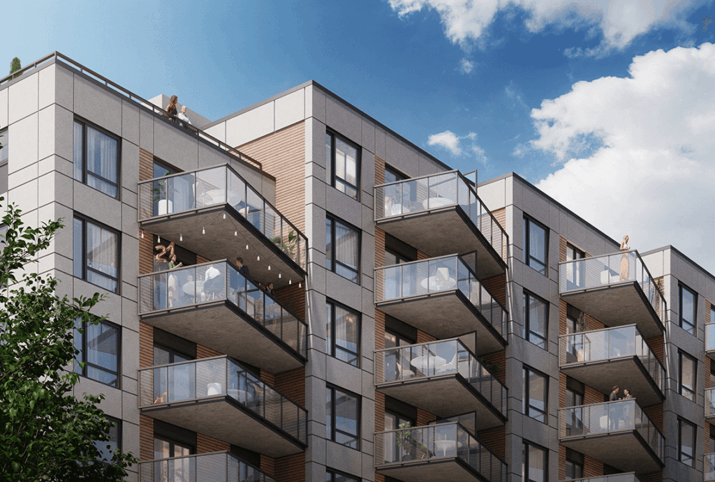 Immeuble moderne avec balcons vitrés.