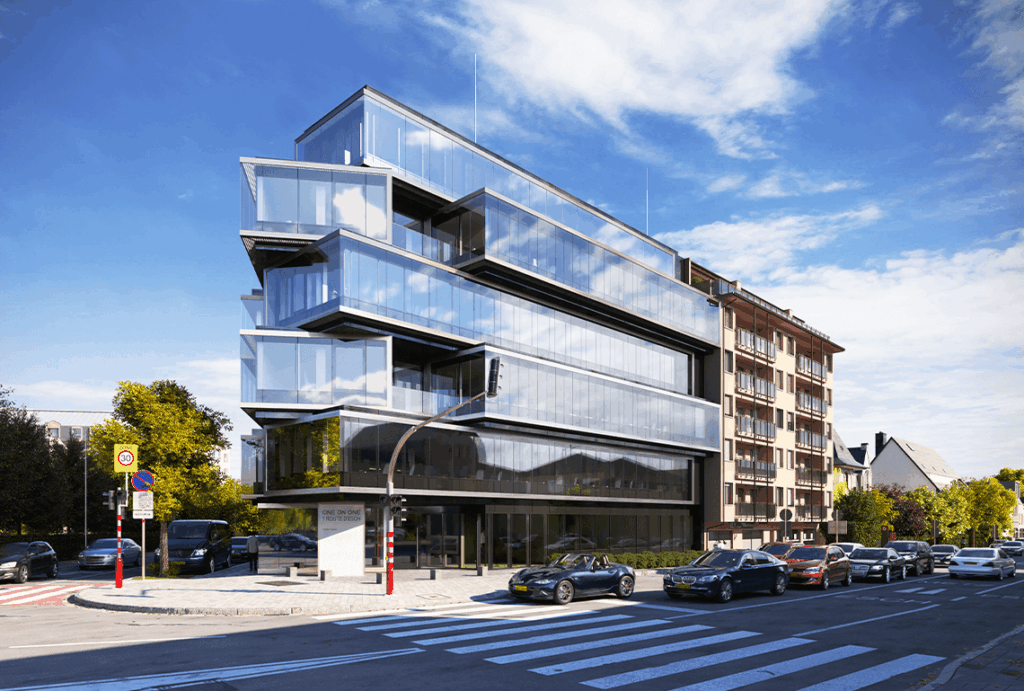 Bâtiment moderne en verre sur rue passante.
