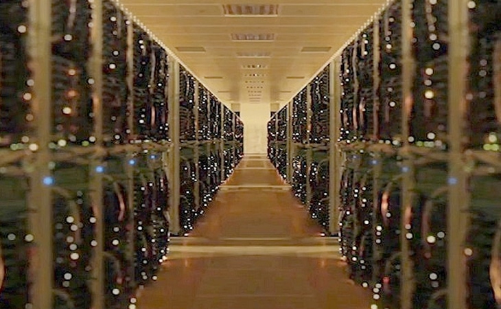 Centre de données avec serveurs et lumières.