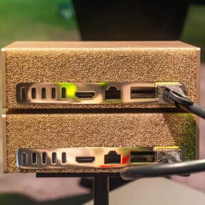 Connecteurs à l'arrière de gadgets dorés.