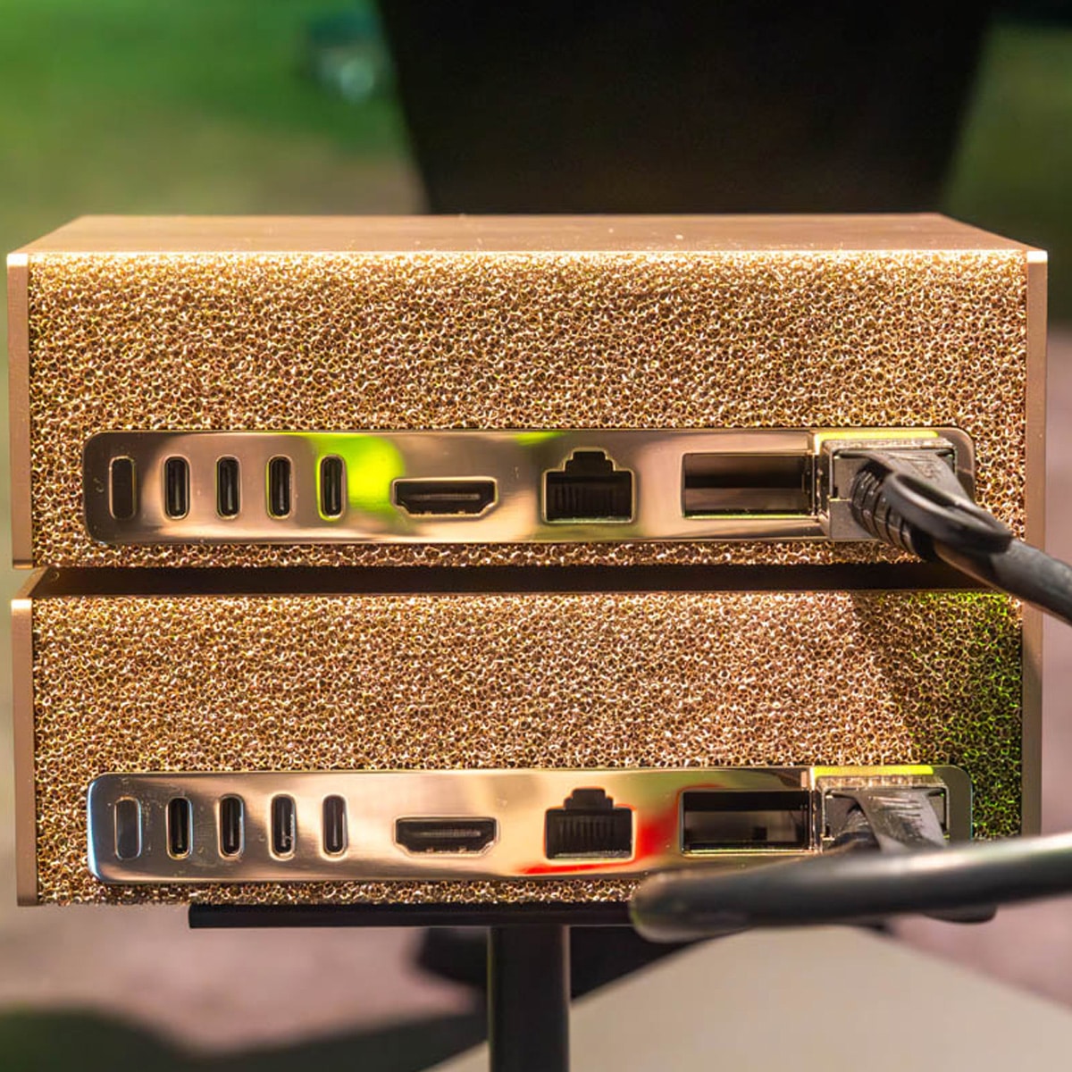 Connecteurs à l'arrière de gadgets dorés.