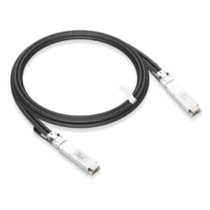 Câble réseau avec connecteurs métalliques des deux côtés.